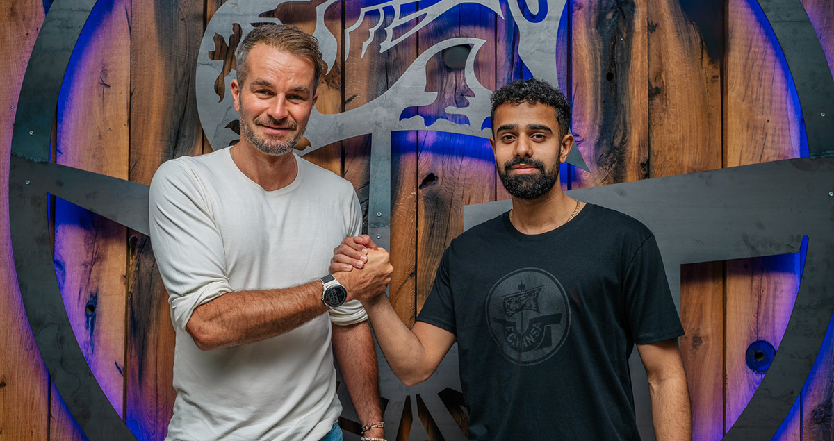 Der weiße Mittelfeldspieler Sarpreet Singh unterschreibt beim deutschen Verein Hansa Rostock